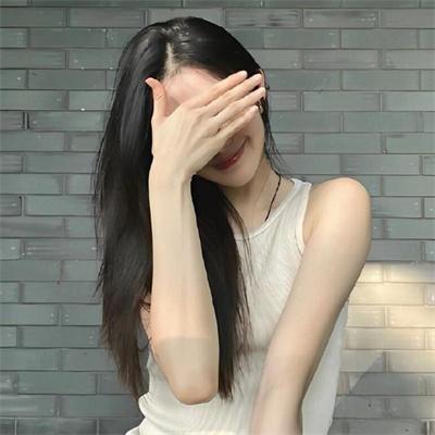 泳池里的女人